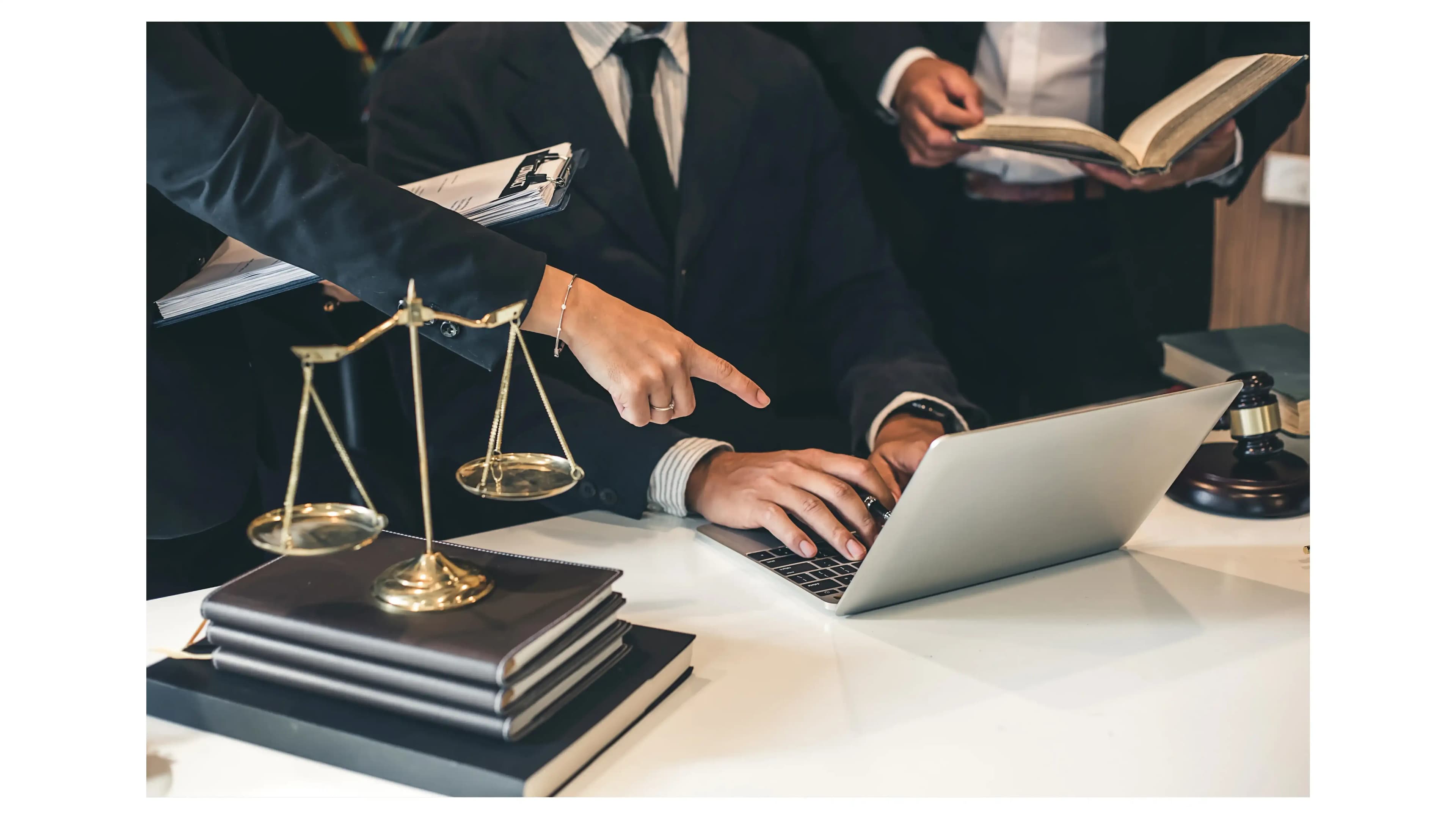 Anwälte diskutieren am Tisch über Baurecht