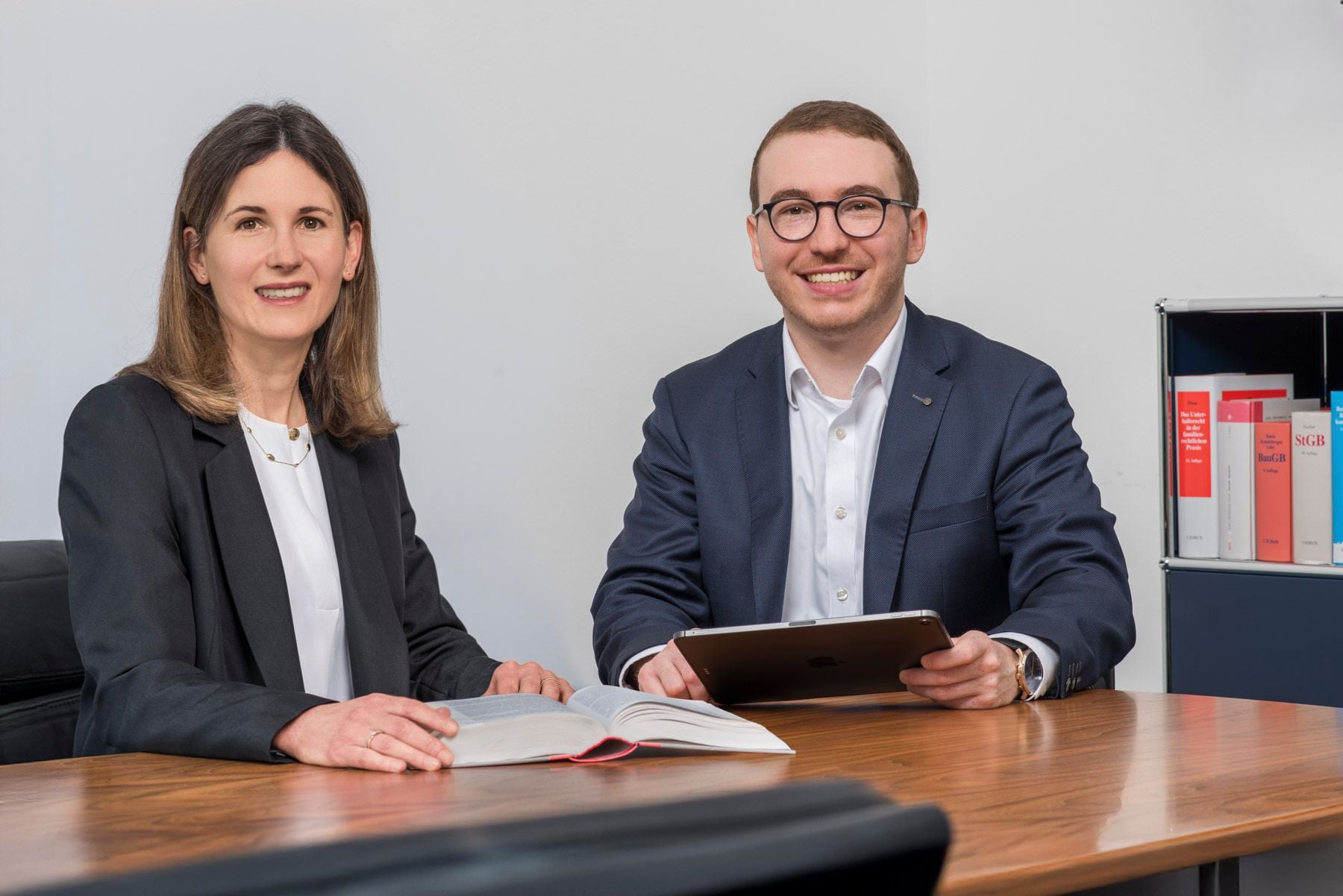 Das Bild zeigt die Fachanwältin für Bau- und Architektenrecht Dorothea Baiker und den auf Baurecht spezialisierten Rechtsanwalt Tobias Thielemann der Kanzlei Menz und Partner