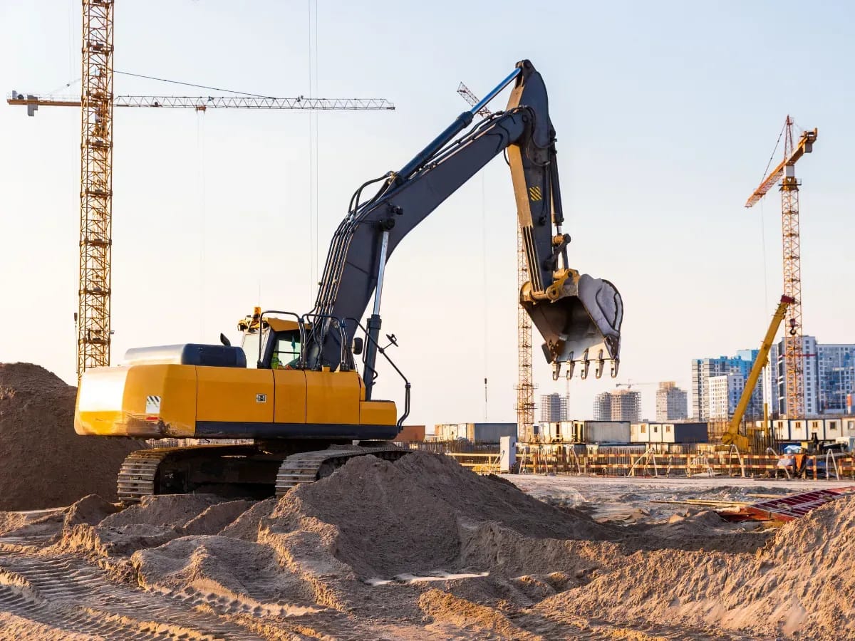 Das Bild zeigt einen Bagger auf einer Baustelle