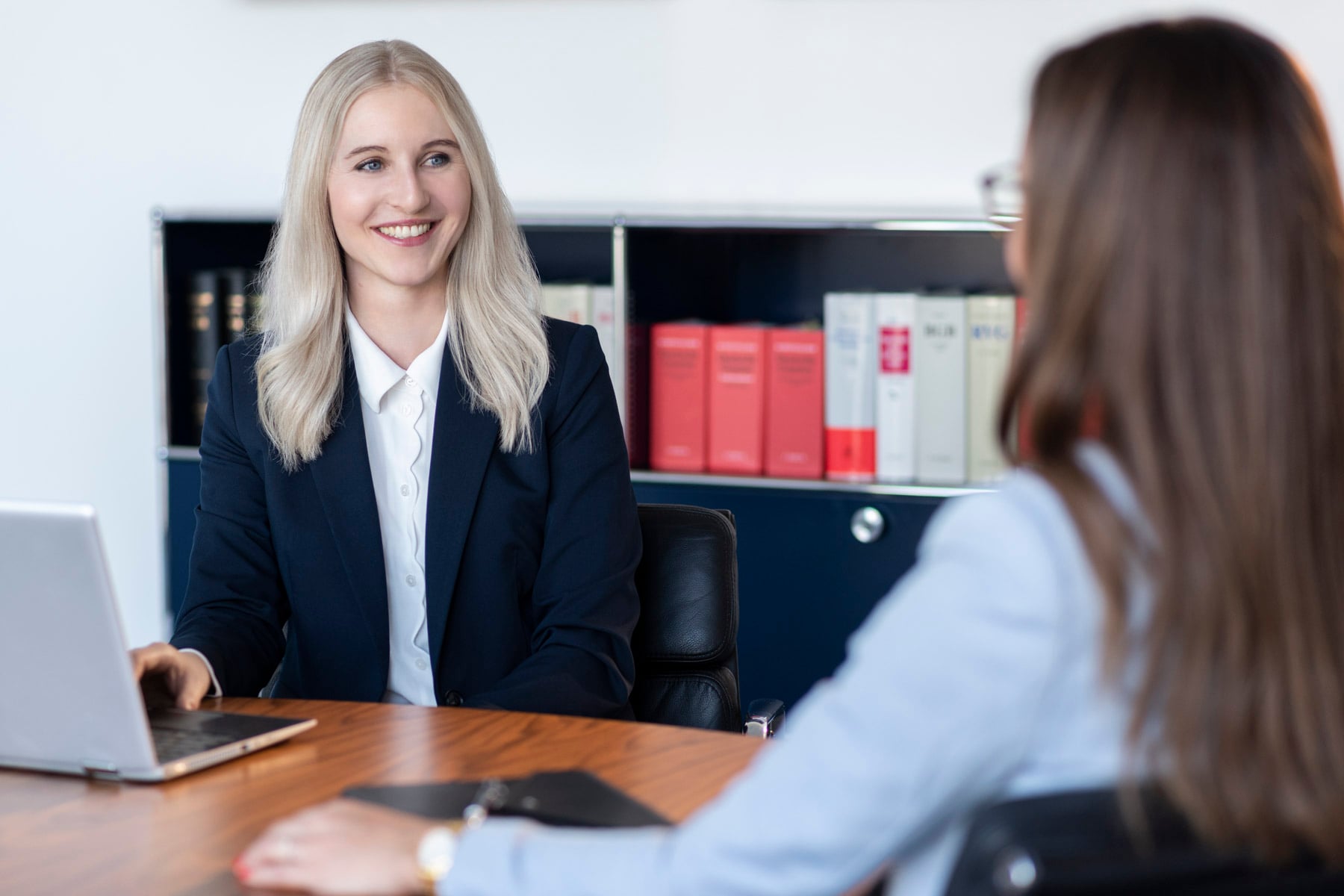 Fachanwältin für Arbeitsrecht, Dr. Carina Streipert, während einer Beratung.