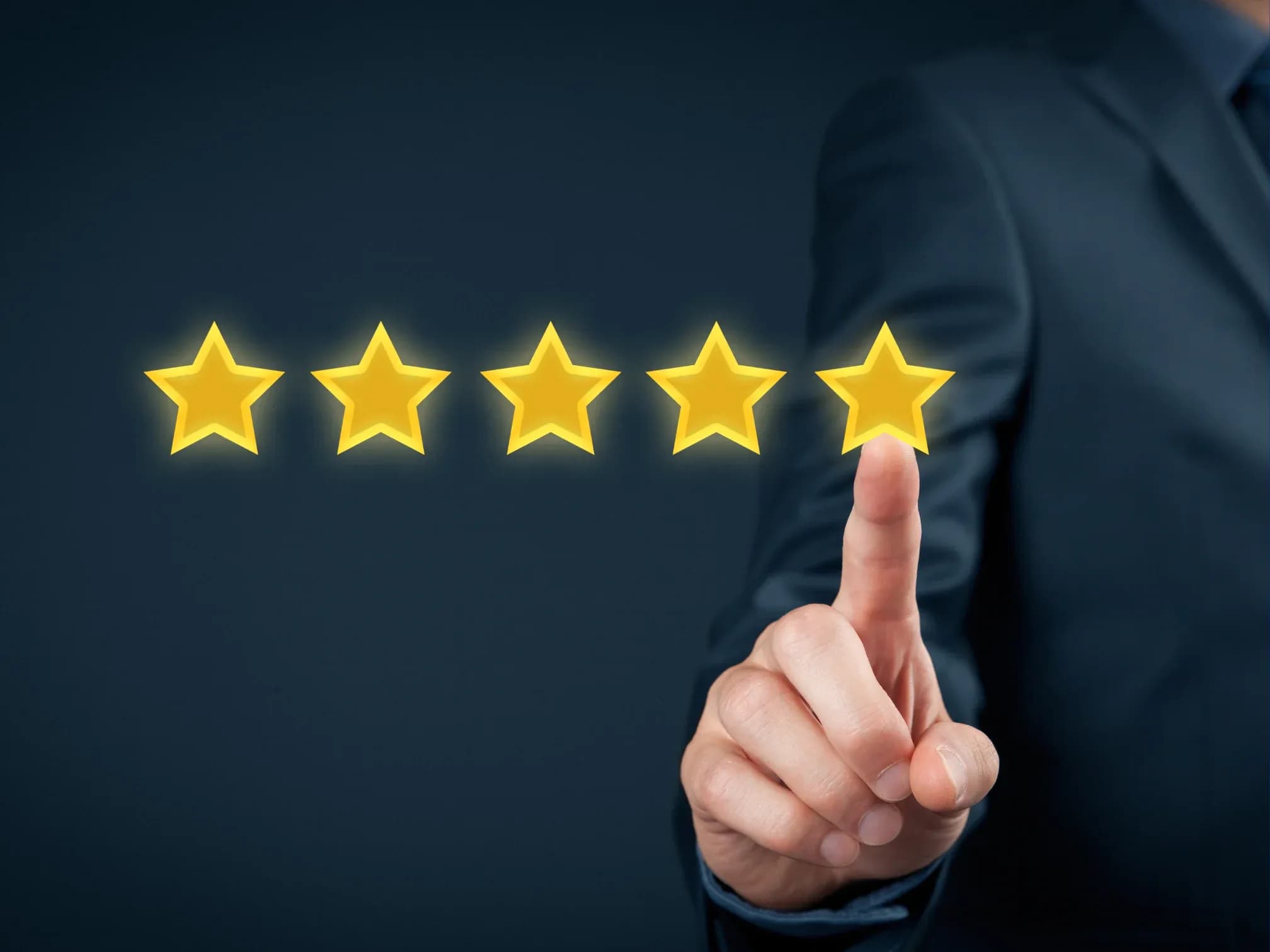 Ein Finger zeigt auch eine fünf Sterne Bewertung
