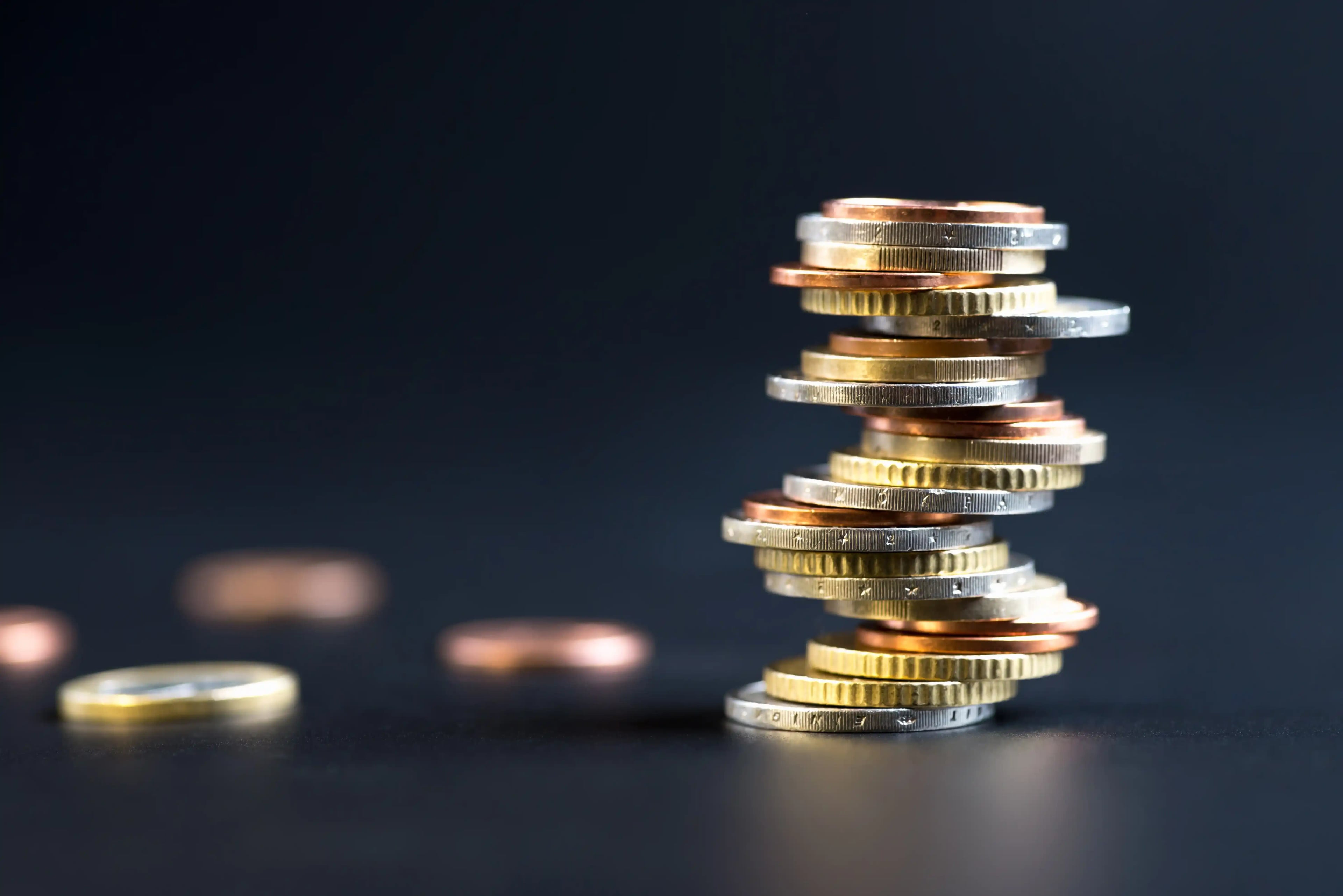 Aufgestapeltes und herumliegendes Münzgeld