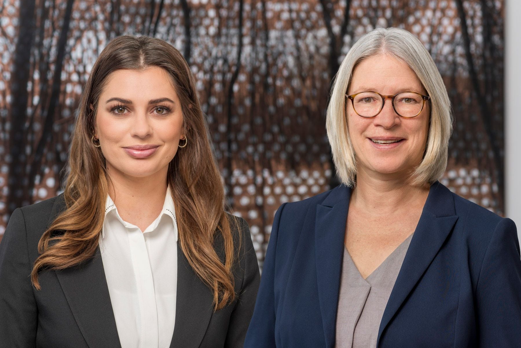 Das Bild zeigt die Fachanwältin für Miet- und Wohnungseigentumsrecht Dr. Renate Bens und Rechtsanwältin Tatjana Main der Kanzlei Menz und Partner