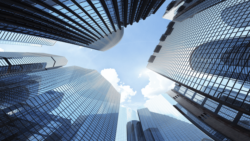 Einige Wolkenkratzer mit wolkenlosem Himmelhintergrund.