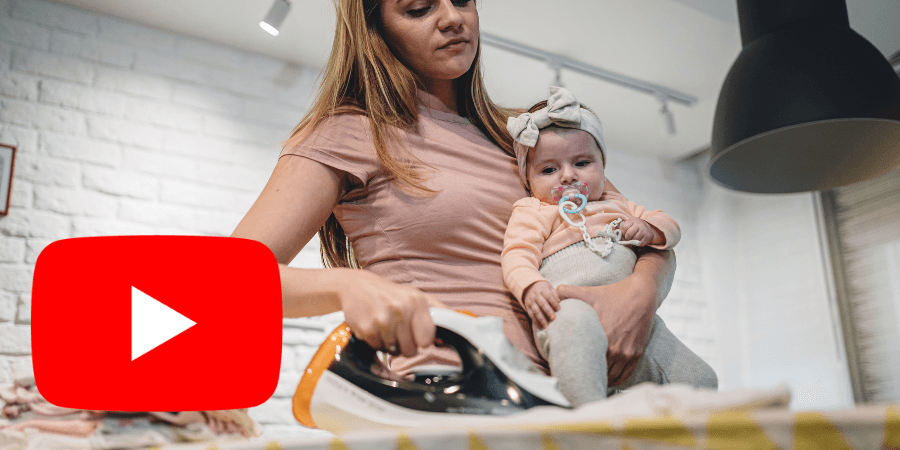 YouTube-Logo und bügelnde Mutter mit Baby auf dem Arm.