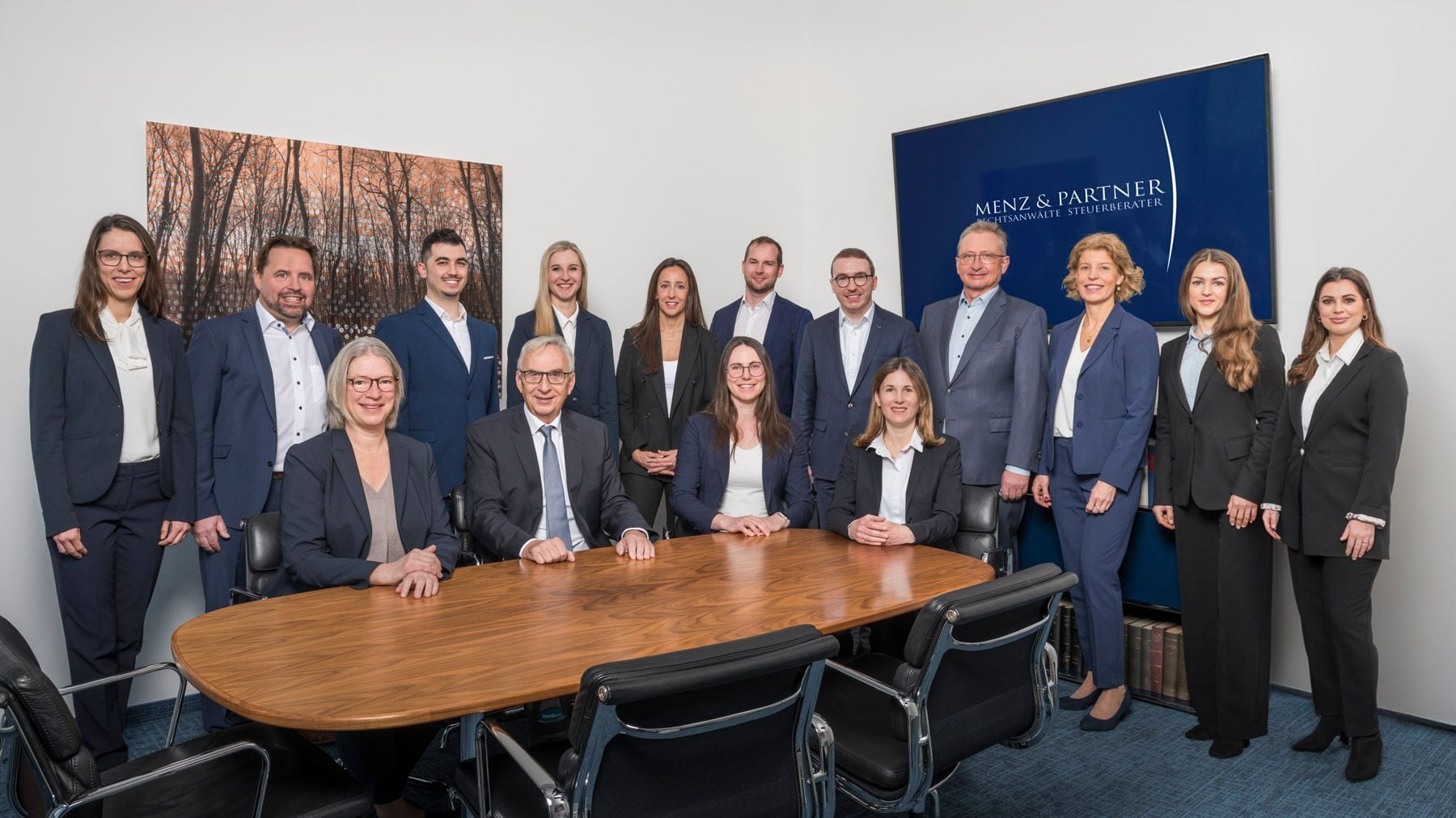 das Bild zeigt alle Rechtsanwälte und Steuerberater der Kanzlei Menz und Partner