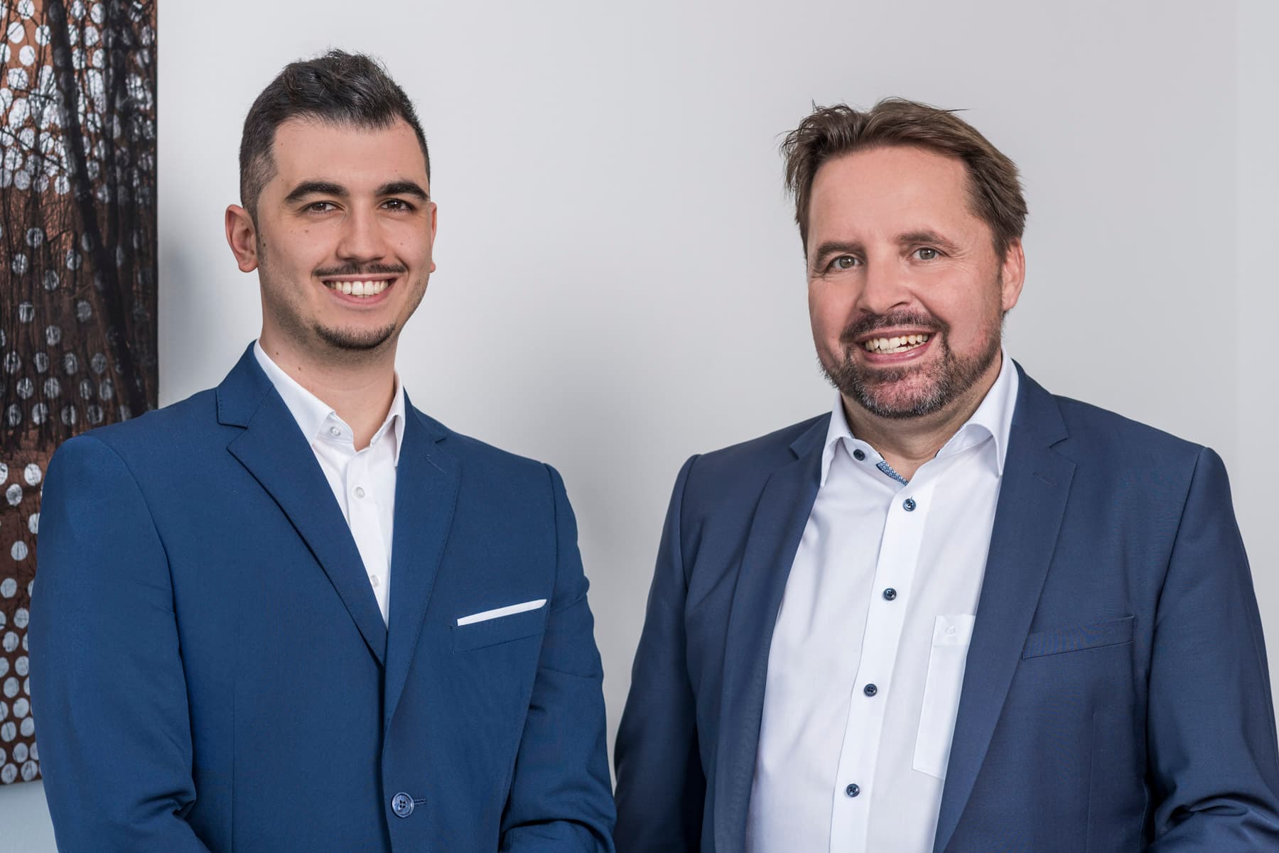 Das Bild zeigt die Steuerberater Dr. Andreas Mayer und Giuseppe Abbruzzesi der Kanzlei Menz und Partner