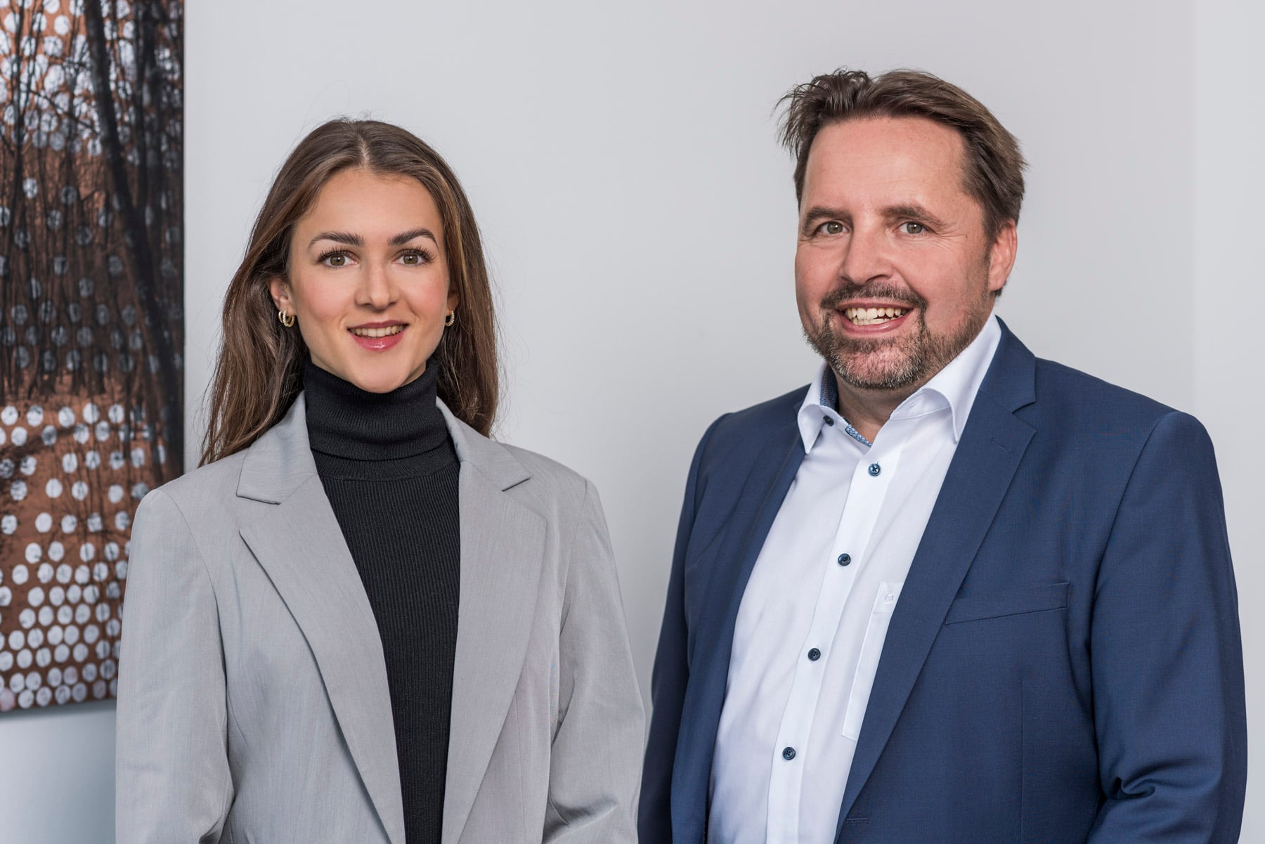 Das Bild zeigt Steuerberater und Fachanwalt für Steuerrecht Dr. Andreas Mayer und die auf Strafrecht spezialisierte Rechtsanwältin Sarah Einsiedler der Kanzlei Menz und Partner