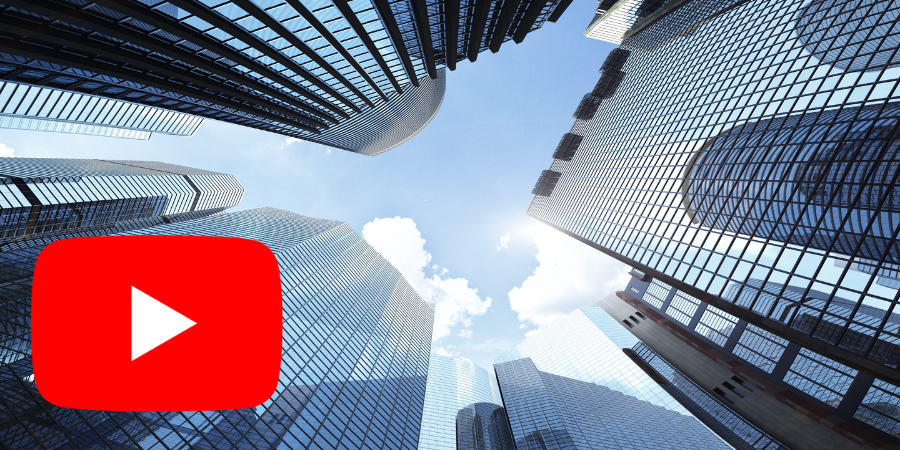 YouTube-Logo, Wolkenkratzer und blauer Himmel.